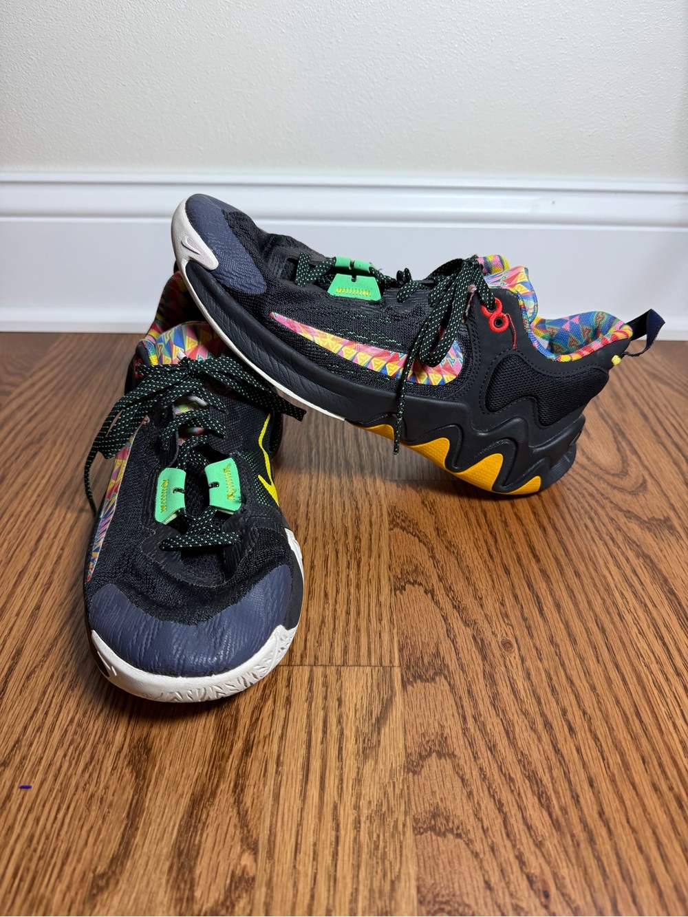 Nike Women’s Black Multicolor Patterned Athletic Sneakers